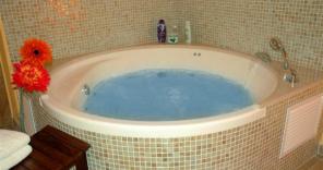 En la Casa Nuri de Rei La Pobla podrás disfrutar del Jacuzzi privado de dos plazas donde compartir un relajante baño . Sus medid