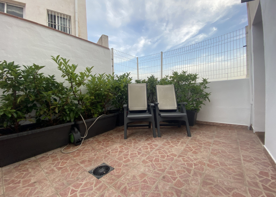 Patio con barbacoa. Ideal para relax y tomar el sol
