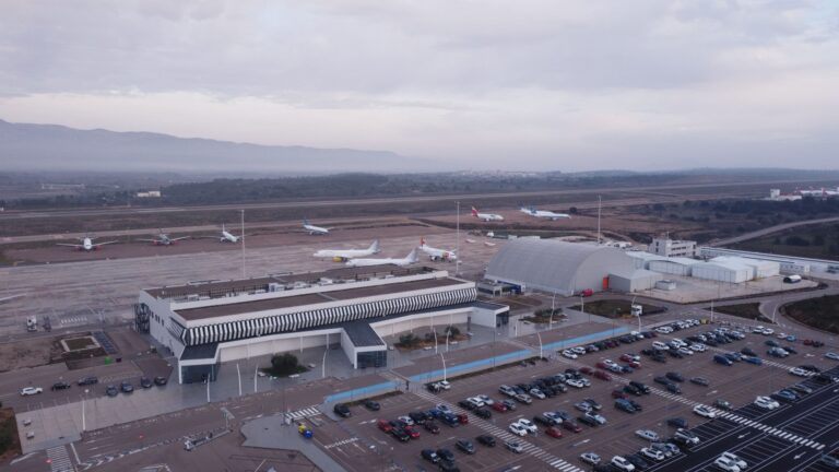 Aterriza y desconecta: El Aeropuerto de Castellón a un paso de tu escapada rural en La Pobla Tornesa